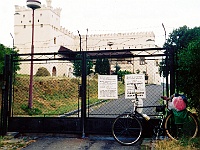 Ebi 1995 Paedr 001  4.8.1995 před bránou zámku Nesovice
