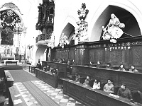 Rej 1987 Lisak 05  Ebicyklisté v kostele ve Žďáru nad Sázavou