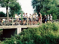 Ebi 1995 Paedr 004  5.8.1995 Pepa Zimovčák a jeho vysoké kolo na mostku u silnice před hvězdárnou ve Veselí n. Moravou ráno