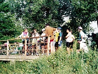 Ebi 1995 Paedr 005  5.8.1995 Pepa Zimovčák a jeho vysoké kolo na mostku u silnice před hvězdárnou ve Veselí n. Moravou ráno