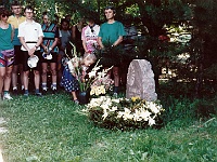 Ebi 1995 Paedr 016  6.8.1995 Bratislava - hřbitov a hrob Roberta Rosy, zleva Janda, Hájková, Galuščák, Nekola, Slavík, --, Slavík (Fredy)