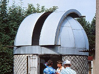 EBI 1996 Sir 008  Hvězdárna Úpice pondělí 29. 7. 1996 - prohlídka kopule s Bečvářovým Astrografem. U dveří do kopule Olga Kracíková (poprvé na Ebicyklu)