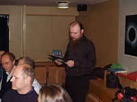 Rej 2007 Melantrich 10  Pavúkmistr hlásí výsledky bleskového průzkumu najetých kilometrů před Ebicyklem.