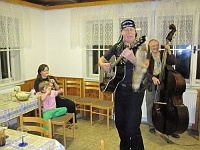 SKI 2011 Ottakarka 42  Nejprve Lenka Planetková doprovázela kapelu Frťan na flétnu.