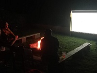 Ebi 2020 Melantrich 05  Večerní brífing u ohně a s projektorem