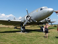 Ebi 2024 Mirek 051  Prohlížíme si letoun LI-2 (sovětská kopie americké Dakoty DC-3) (Láďa, Martin). - neděle, 21. července