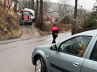 SKI 2024 Mirek 003  Luďkovi v odjezdu brání vyprošťování dodávky. - pátek, 23. února 2024