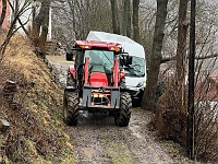 SKI 2024 Mirek 004  V rozmočeném terénu musí dodávce pomoci traktor. - pátek, 23. února 2024