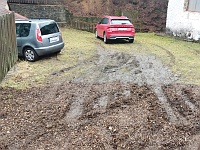 SKI 2024 Mirek 006  Po nočním dešti rozmočený terén nás uvěznil na zahradě. - pátek, 23. února 2024