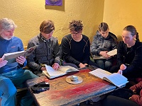 SKI 2024 Mirek 013  V čajovně mají opravdu velký výběr čajů. (Luděk a Adam Smolkovi, Jakub, Maťo, Viki, Karin) - pátek, 23. února 2024