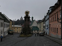 SKI 2024 Mirek 023  Námestie Svätej Trojice s Morovým sľpom, Nový zámok v pozadí. - pátek, 23. února 2024