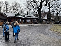 SKI 2024 Mirek 046  Společně docházíme k hospodě „U starej Blaškovej“. - sobota, 24. února 2024