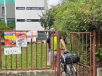 EBI 2025 Mirek 003  Po 16 km jízdy v dešti přijíždíme s Martinem do školy. - sobota, 2. srpna