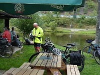 EBI 2025 Mirek 016  Zjišťujeme kdy začne pršet. (Martin Poupa) - neděle, 3. srpna