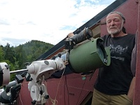 EBI 2025 Mirek 030  Pan Uhlář se svým dalekohledem. - neděle, 3. srpna