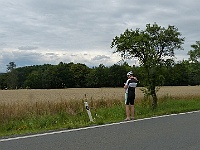 EBI 2025 Mirek 037  Martin vše kontroluje na mobilu. - neděle, 3. srpna