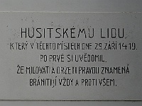EBI 2025 Mirek 039  Text na památníku. - neděle, 3. srpna