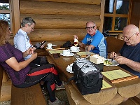 EBI 2025 Mirek 044  Jiní potřebují ke spokojenosti zmrzlinový pohár, teplé jídlo nebo mobil. - neděle, 3. srpna