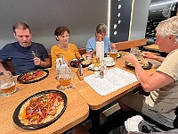 EBI 2025 Mirek 045  Večeříme v restauraci Kozlovna v Praze. - neděle, 3. srpna