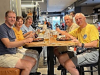 EBI 2025 Mirek 046  Celou naši skupinku vyfotografuje ochotný číšník. - neděle, 3. srpna