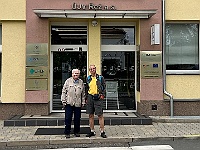 EBI 2025 Mirek 048  Do ÚJF v Řeži jsme přijeli pozdě, tak se alespoň necháme vyfotografovat před vstupem. (Nemilosrdný Samaritán, Mirek) - pondělí, 4. srpna