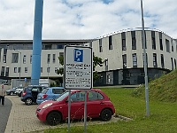 EBI 2025 Mirek 051  Cestou zpět do Prahy se zastavujeme u zajímavě řešené budovy NUDZ. (Petr) - pondělí, 4. srpna