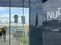 EBI 2025 Mirek 052  Před vstupem do budovy NUDZ udělám společnou fotku. (Petr, Janet, Mirek) - pondělí, 4. srpna