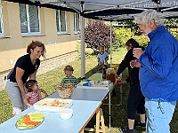 EBI 2025 Mirek 057  Malé pohoštění (Martina, Julie, Patrik, Anežka, Janet, Luděk Smolka). - pondělí, 4. srpna