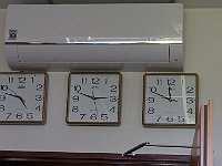 EBI 2025 Mirek 063  Proto zde mají hodiny ukazující SELČ (UT + 2), UT a UTC - 3. - pondělí, 4. srpna