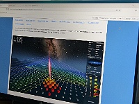 EBI 2025 Mirek 068  Ukázka průletu paprsku kosmického záření atmosférou a záchytu vzniklého Čerenkova záření a fluorescence detektory observatoře. - pondělí, 4. srpna