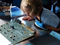 EBI 2025 Mirek 074  Tato deska s integrovanými obvody je zajímavější než panenka! (Anežka Boháčová) - pondělí, 4. srpna