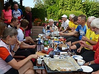 EBI 2025 Mirek 085  Snídaně v trávě u paní Lýdie V. - úterý, 5. srpna