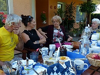 EBI 2025 Mirek 091  Pěší rota v rozhovoru s paní Lýdií. - úterý, 5. srpna