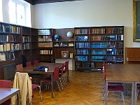 EBI 2025 Mirek 095  Knihovna kam jezdil hejtman studovat a místo kde sedával (na židli je hejtmanova bunda). - úterý, 5. srpna