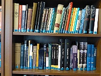 EBI 2025 Mirek 098  Regál s knihami. - úterý, 5. srpna