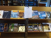 EBI 2025 Mirek 099  Regál s časopisy. - úterý, 5. srpna