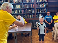 EBI 2025 Mirek 141  Jura Cáb fotografuje Anežku Boháčovou s krtečkem. - úterý, 5. srpna