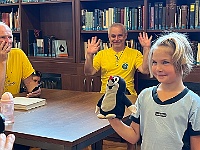 EBI 2025 Mirek 143  Anežka s krtečkem ještě jednou (v pozadí Rosťa a Petr Zelený). - úterý, 5. srpna