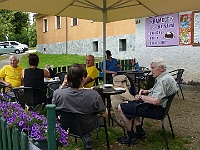 EBI 2025 Mirek 164  Pěší rota hledá něco k snědku v Choceradech. - úterý, 5. srpna