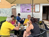 EBI 2025 Mirek 165  Plenění cukrárny (Jura, Linda, Rosťa, Julka). - úterý, 5. srpna