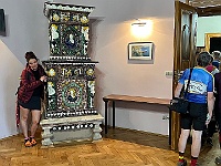 EBI 2025 Mirek 172  Julka pózuje u krásných kachlových kamen. - úterý, 5. srpna