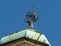 EBI 2025 Mirek 179  Na vrcholku věže je socha titána Atlase nesoucího nebeskou klenbu (Všimněte si Země uprostřed.). - středa, 6. srpna
