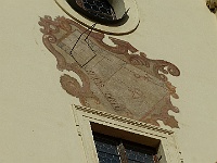 EBI 2025 Mirek 180  Sluneční hodiny na stěně hvězdárny (A solis ortu = Od východu Slunce). - středa, 6. srpna