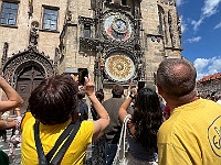 EBI 2025 Mirek 217  Ve 12 hodin letního času fotografujeme pražský orloj (orloj ukazuje 11 hod SEČ). - středa, 6. srpna