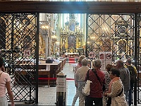 EBI 2025 Mirek 218  K náhrobku T. Braha v Týnském chrámu nás nepustí z důvodu probíhající bohoslužby. - středa, 6. srpna