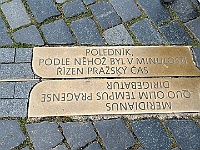 EBI 2025 Mirek 219  V dlažbě na Staroměstském náměstí je vyznačen pražský poledník. - středa, 6. srpna