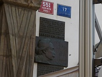 EBI 2025 Mirek 222  Deska připomínající pobyt A. Einsteina v Praze je téměř zakrytá. - středa, 6. srpna