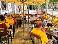 EBI 2025 Mirek 225  Žlutých triček je v restauraci opravdu hodně. - středa, 6. srpna