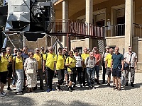 EBI 2025 Mirek 227  První živý obraz před planetáriem (někteří se věnují jiné činnosti). - středa, 6. srpna