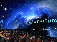 EBI 2025 Mirek 229  Sedíme v sále planetária a obdivujeme jasný obraz. - středa, 6. srpna